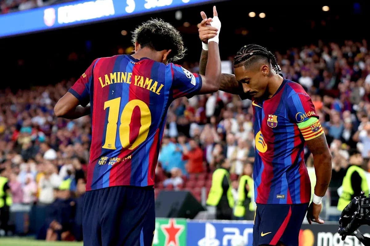 Lamine Yamal celebrando con compañero en el campo