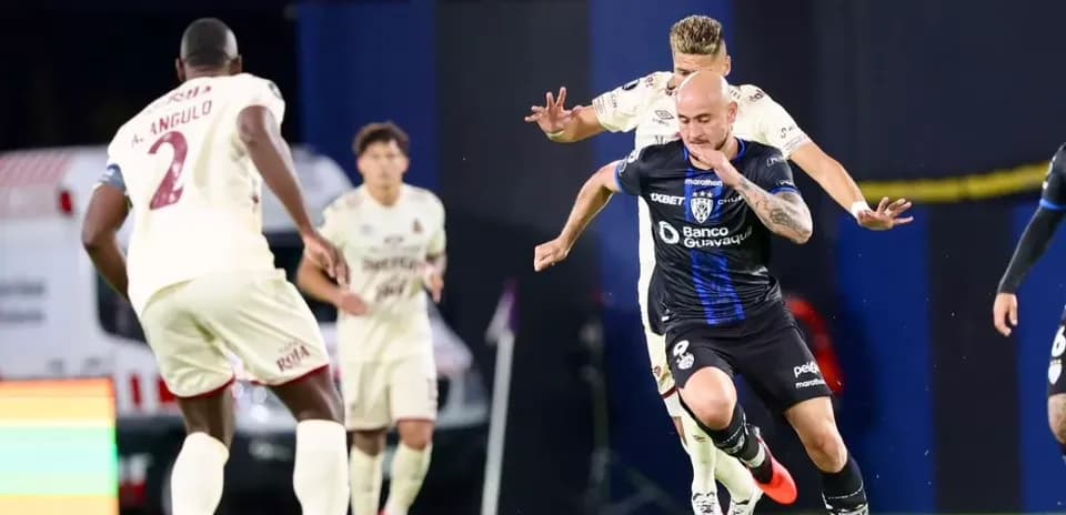 Jugador de Independiente del Valle driblando a rival