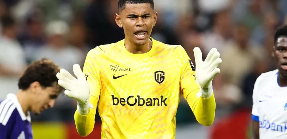 Portero dirigiendo a su equipo en el partido