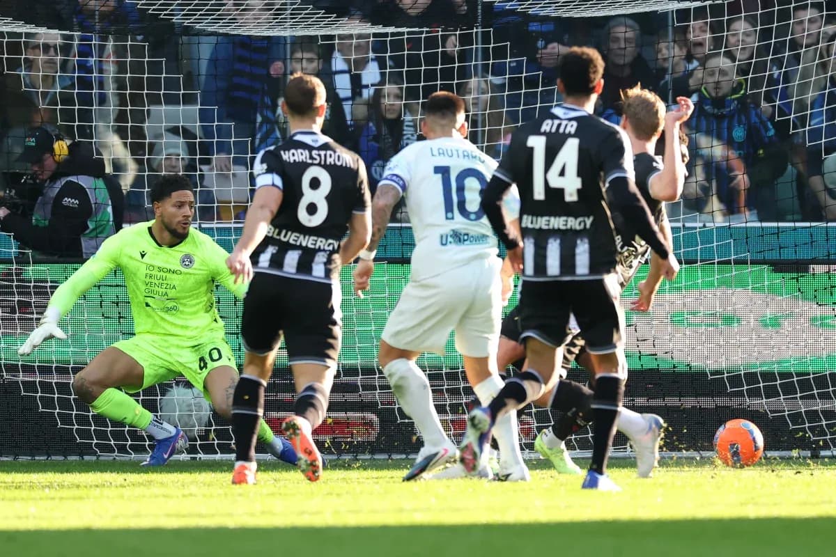 Lautaro Martínez disparando a portería en partido