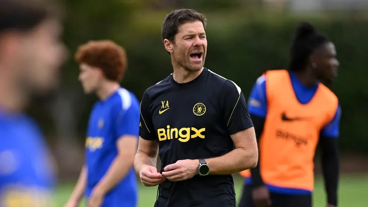 Entrenador dirigiendo a jugadores en sesión de entrenamiento