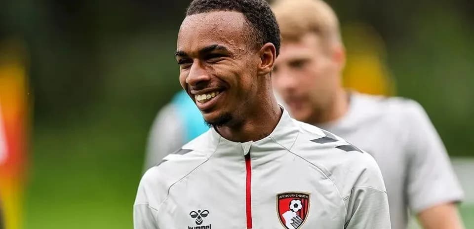 Jugador de AFC Bournemouth sonriendo durante entrenamiento