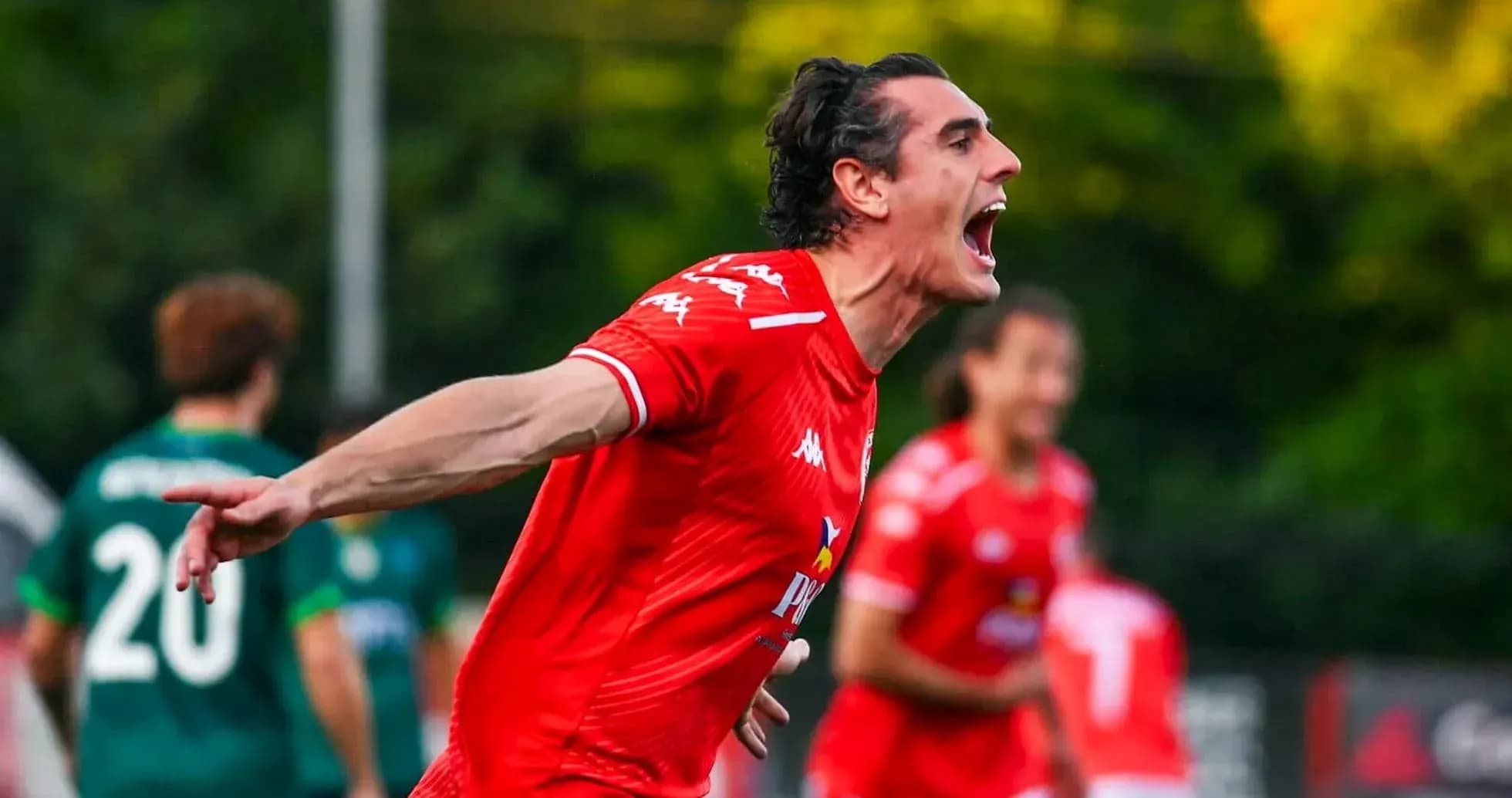 Jugador celebrando un gol durante el partido