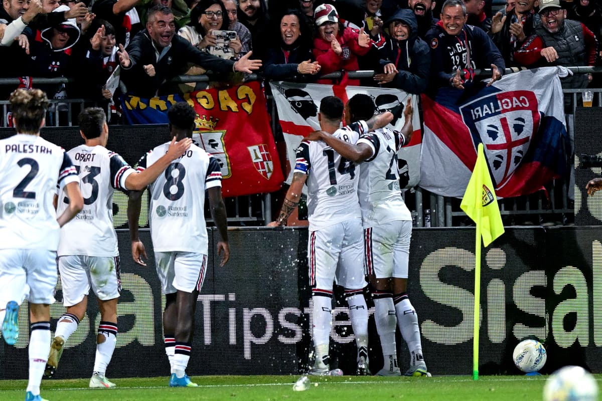 Jugadores de Cagliari celebrando un gol