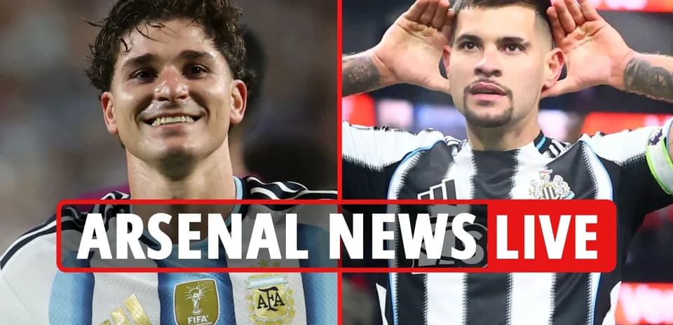 Dos jugadores de fútbol en camisetas de sus selecciones