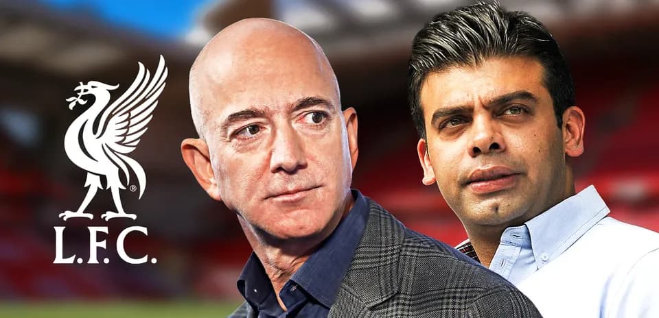 Jeff Bezos y otro hombre en Anfield con logo de L.F.C.