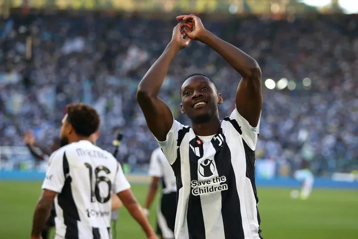 Jugador aplaudiendo a la afición en el estadio