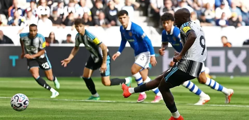 Jugador lanzando un penalti durante el partido