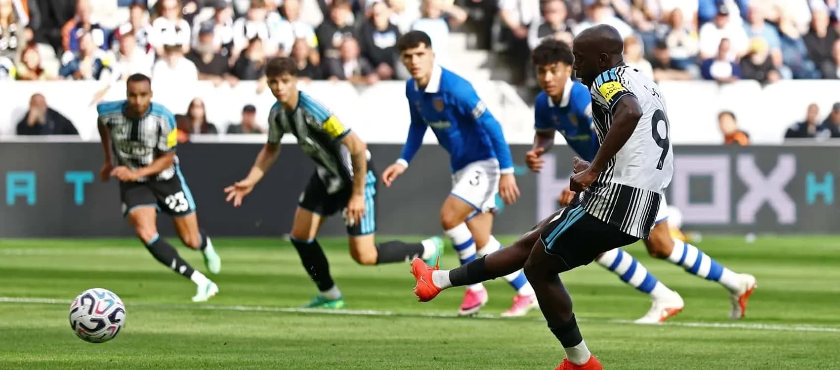 Jugador lanzando un penalti durante el partido