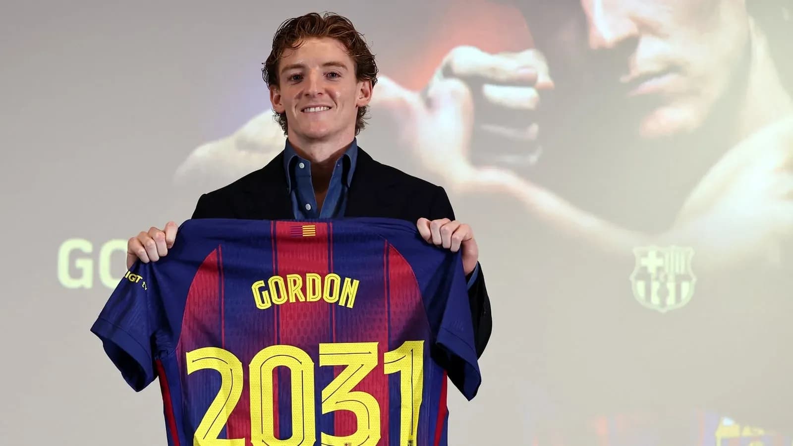 Jugador presenta camiseta de Barcelona con nombre y número