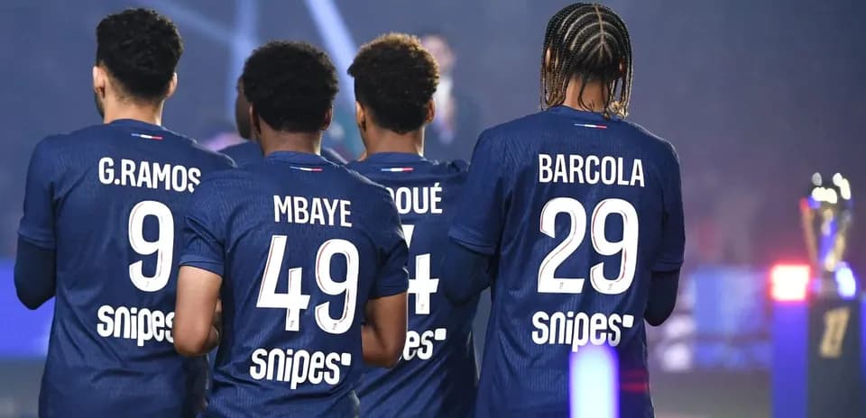 Jugadores de fútbol con camisetas de equipo en campo