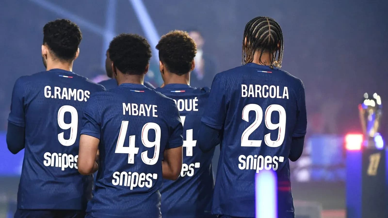 Jugadores de fútbol con camisetas de equipo en campo