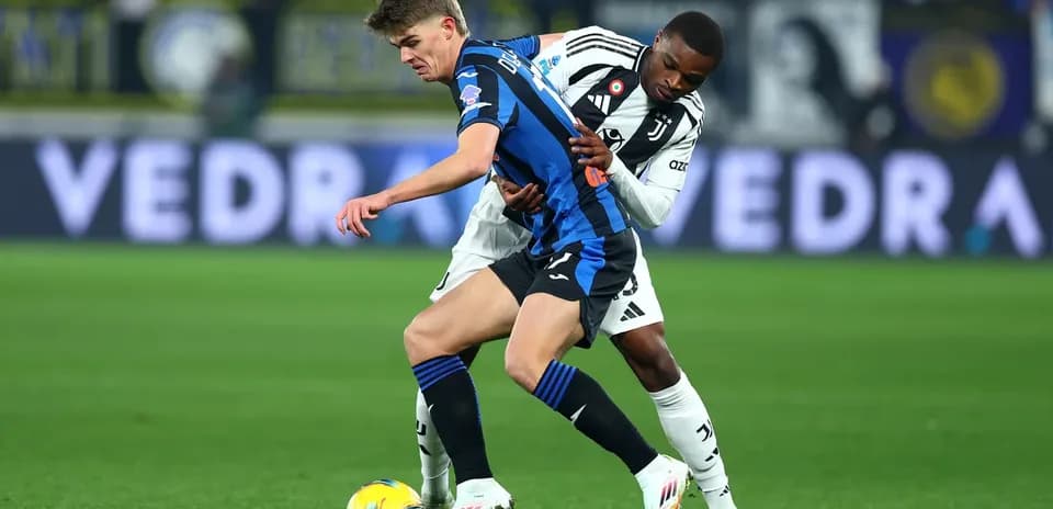 Jugador de Atalanta siendo marcado por jugador de Juventus