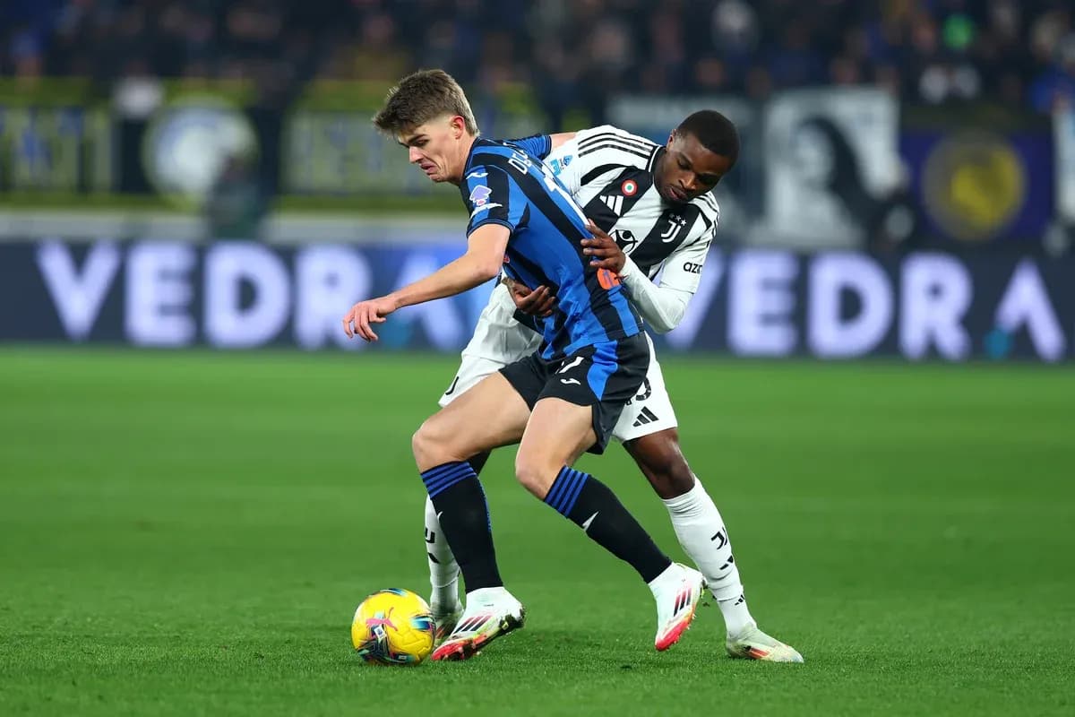 Jugador de Atalanta siendo marcado por jugador de Juventus