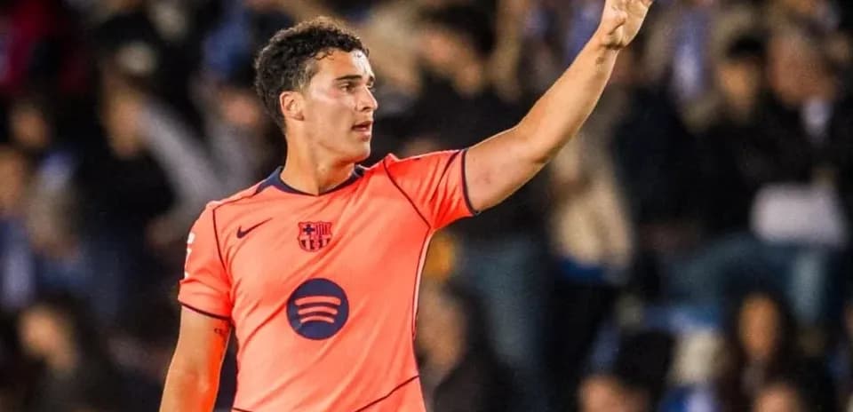 Jugador del Barcelona señalando durante un partido