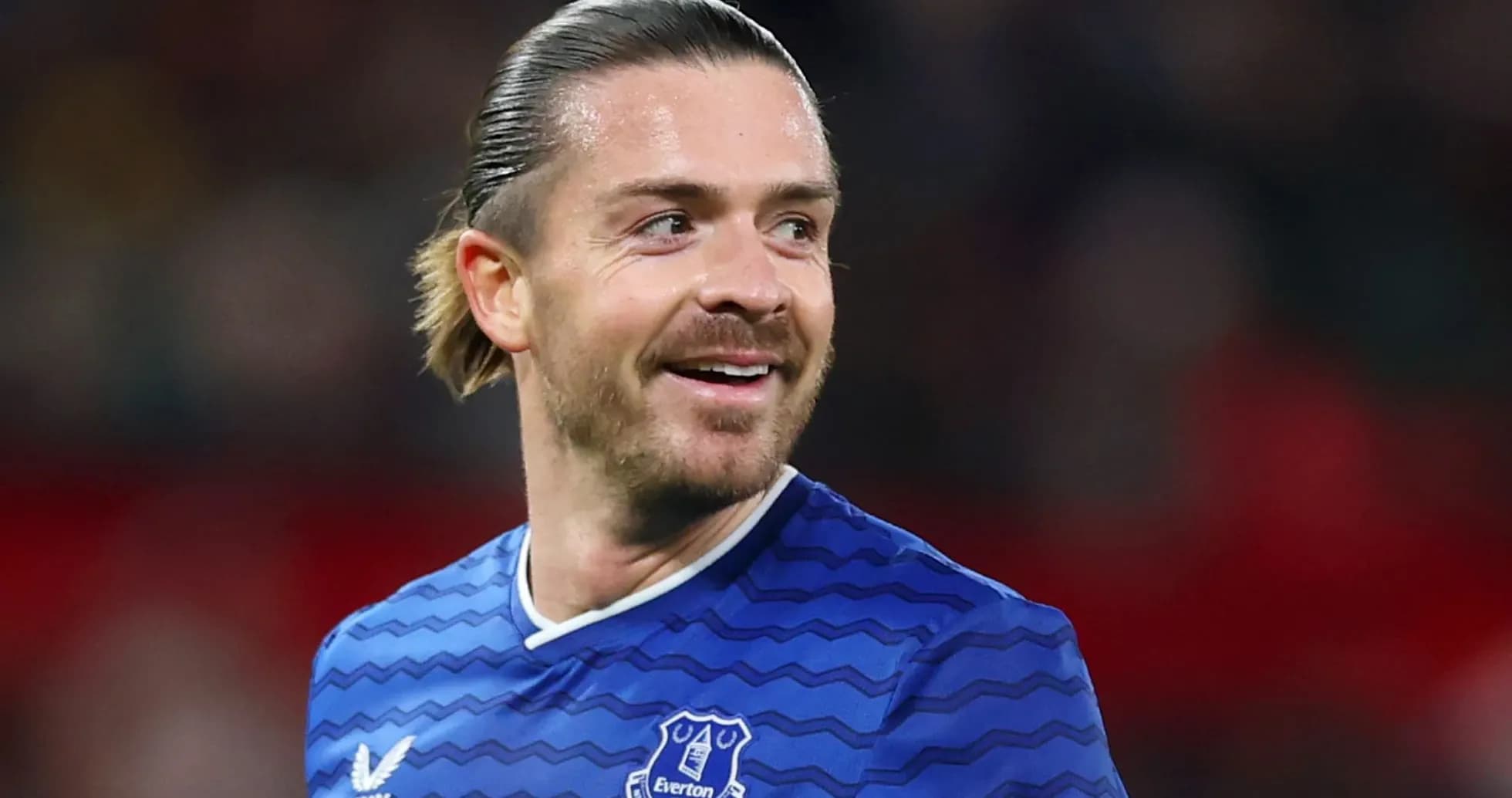 Jugador sonriente con camiseta de Everton en el campo