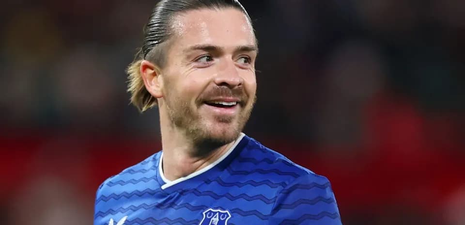 Jugador sonriente con camiseta de Everton en el campo
