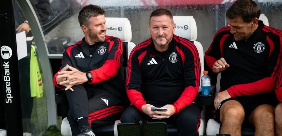 Entrenadores de Manchester United sentados en banquillo