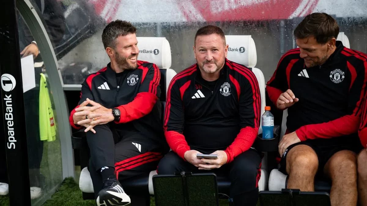 Entrenadores de Manchester United sentados en banquillo