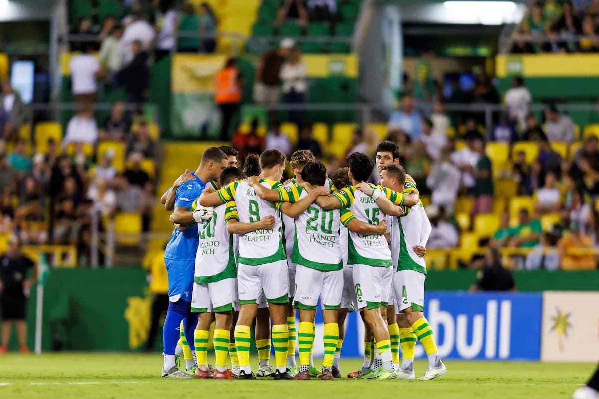 Jugadores del Tampa Bay Rowdies en huddle