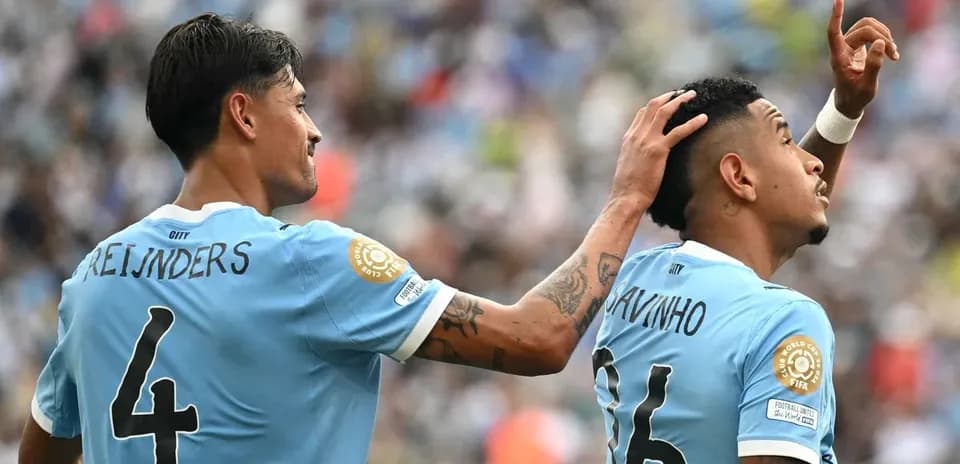 Jugadores celebrando en el campo durante un partido