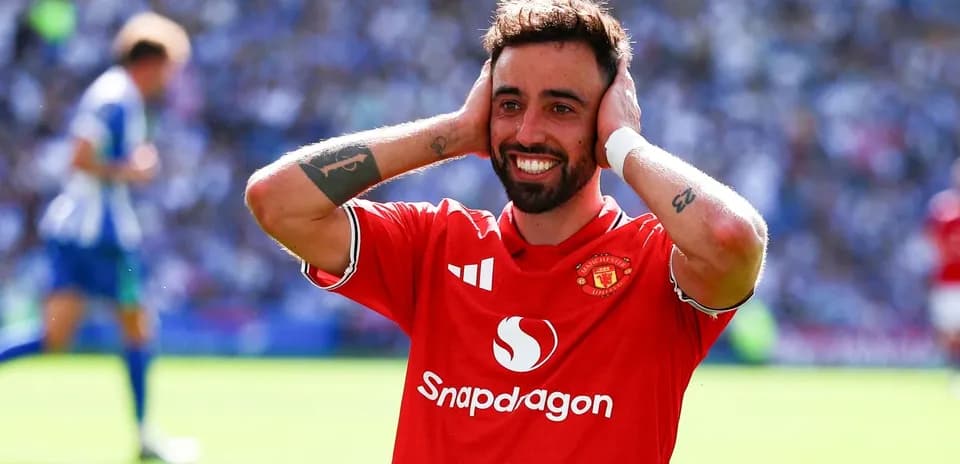 Bruno Fernandes cubriendo sus oídos durante el partido