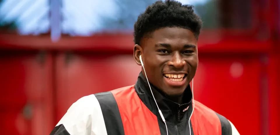 Jugador sonriendo con auriculares en vestíbulo