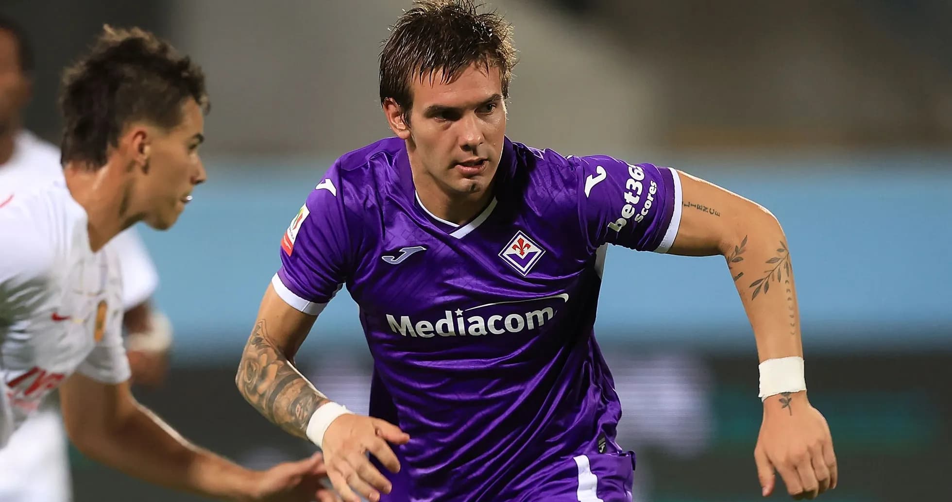 Jugador de la Fiorentina corriendo con el balón