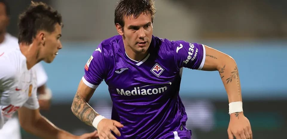 Jugador de la Fiorentina corriendo con el balón