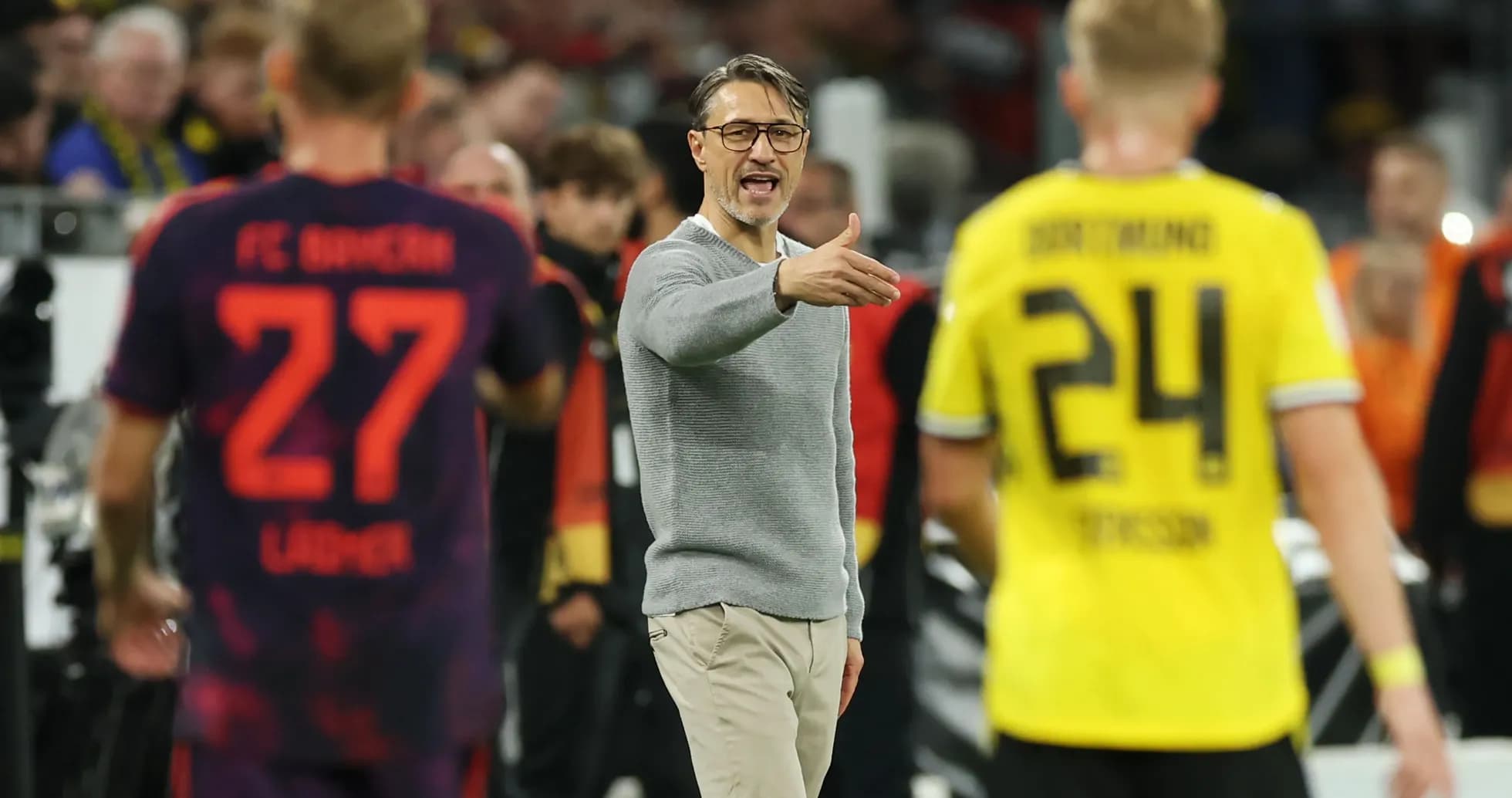 Entrenador dirigiendo a sus jugadores en el partido