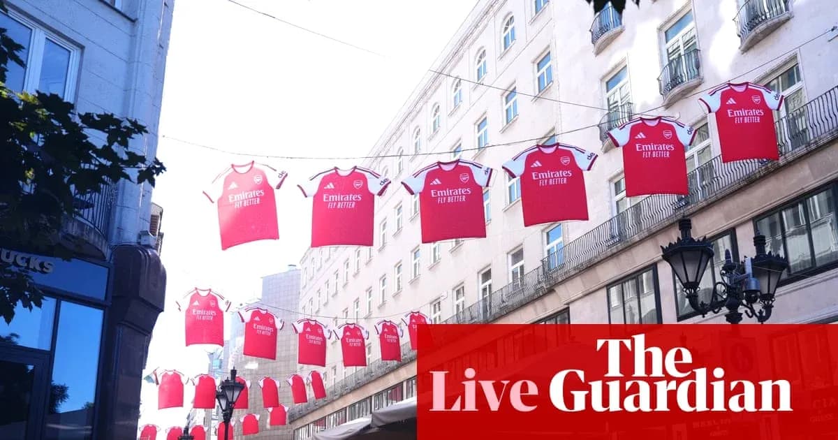 Camisetas del Arsenal colgadas en una calle