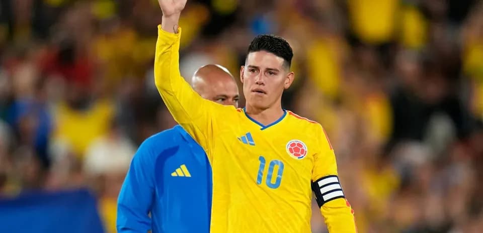 Jugador colombiano saludando al público durante el partido