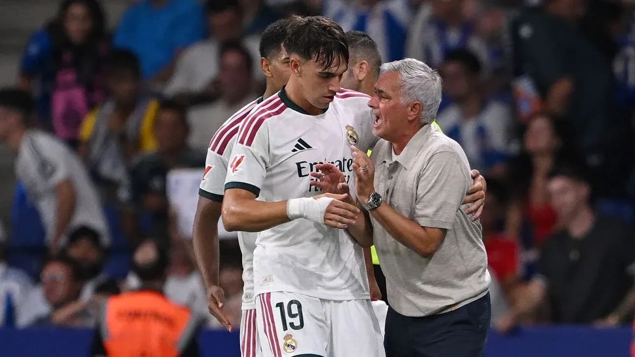 Entrenador hablando con jugador en el banquillo