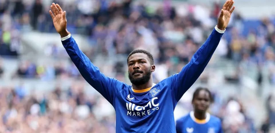 Jugador de Everton celebrando con los aficionados