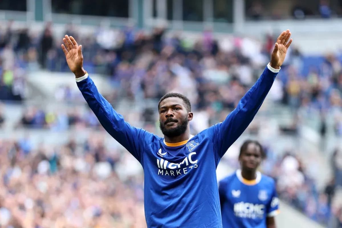 Jugador de Everton celebrando con los aficionados