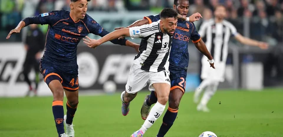 Jugador de Juventus siendo perseguido por dos rivales
