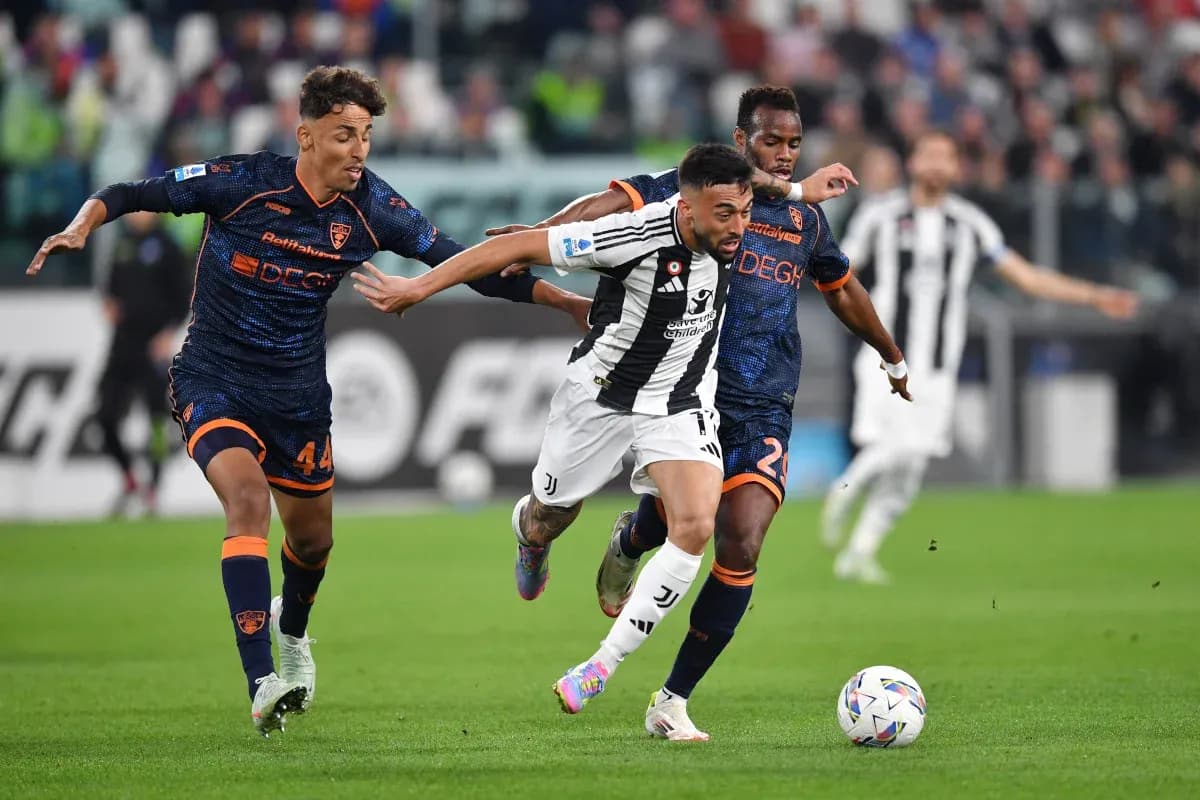 Jugador de Juventus siendo perseguido por dos rivales
