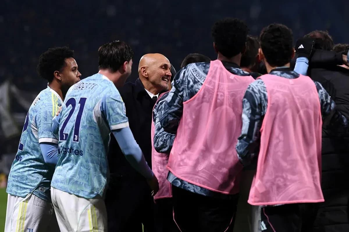 Entrenador celebrando con jugadores tras victoria
