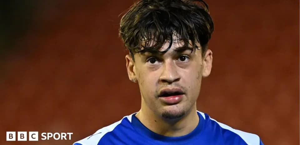 Jugador con camiseta azul en campo de fútbol