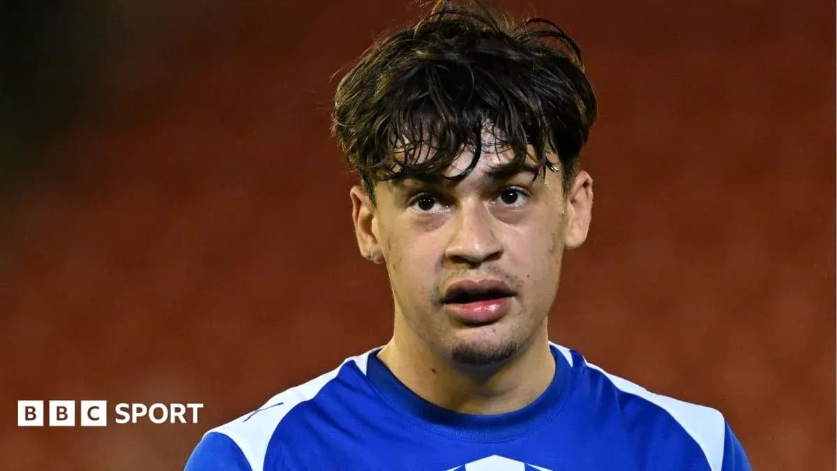 Jugador con camiseta azul en campo de fútbol
