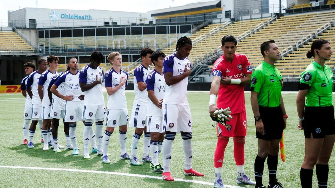Jugadores de Orlando City II en formación