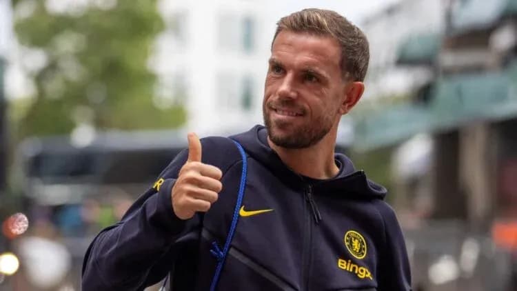 Jugador de Chelsea haciendo un gesto de pulgar arriba