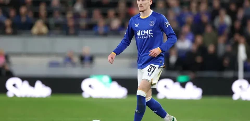 Jugador de Everton caminando en el campo de fútbol