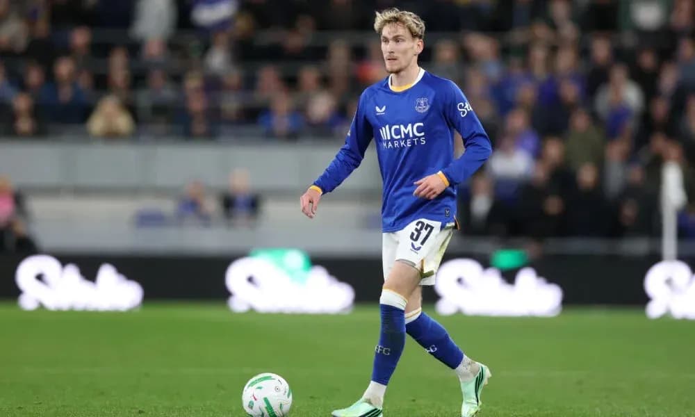 Jugador de Everton caminando en el campo de fútbol