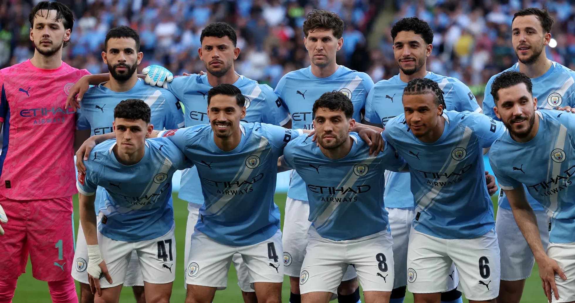 Jugadores de Manchester City posando para foto grupal