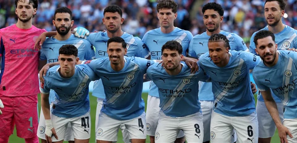 Jugadores de Manchester City posando para foto grupal