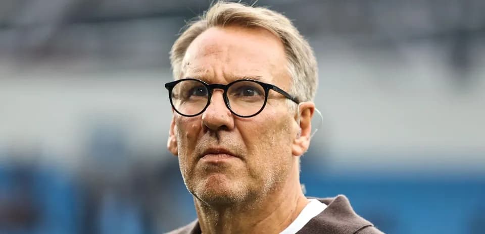 Hombre con gafas observando un evento deportivo