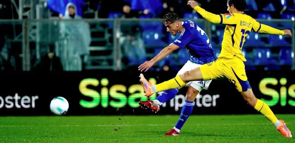 Un jugador de Hellas Verona dispara a portería