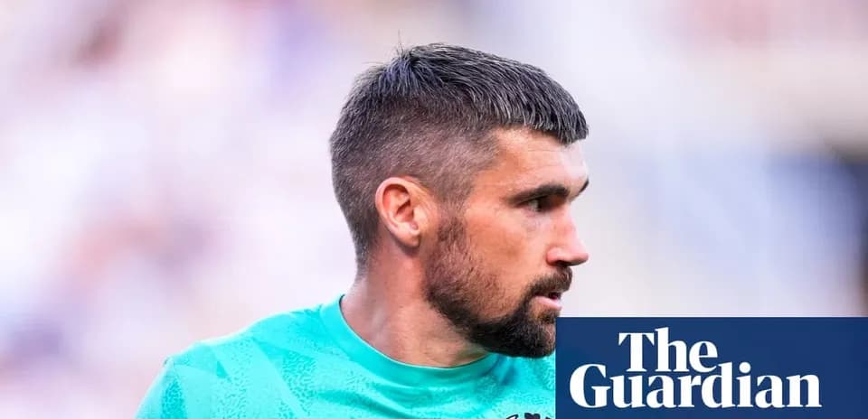 Portero de fútbol en uniforme, perfil en campo