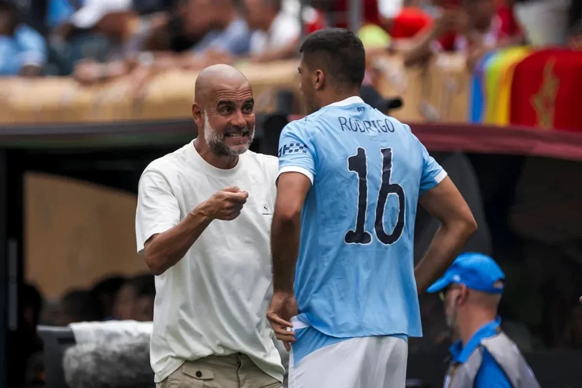 Entrenador hablando con Rodrigo durante el partido